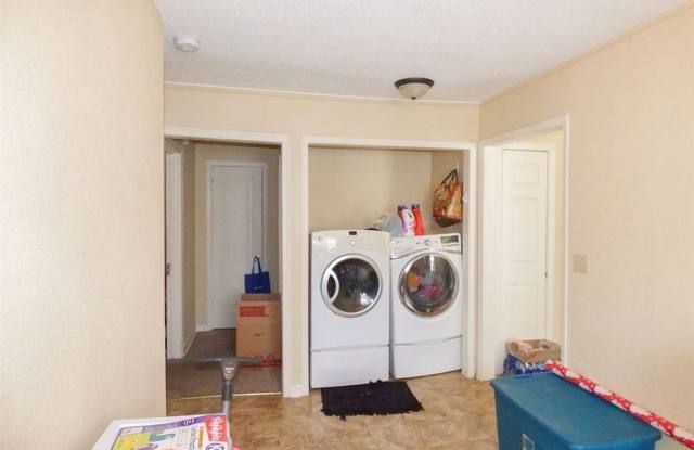 3 bed 2 Bath Home Super Large Back Yard photos photos