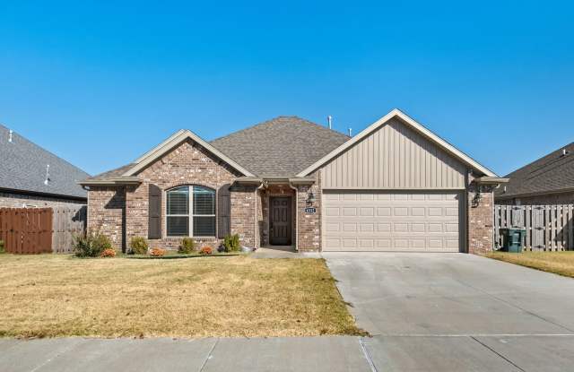 Charming 3 Bedroom, 2 Bath Home with Modern Amenities - 4532 West Newton Avenue, Fayetteville, AR 72704