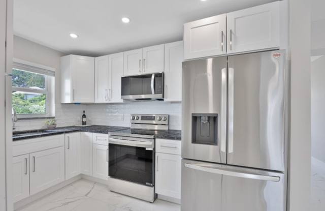 215 Evergreen Drive, Lake Park, FL 33403 Gallery 1