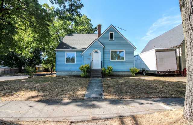 RENT SPECIAL: $500 Off First Full Month's Rent With One Year Lease! ~ 495 21st St SE photos photos