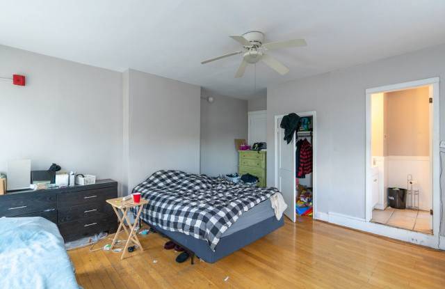 Large One bedroom Melrose area Gallery 4