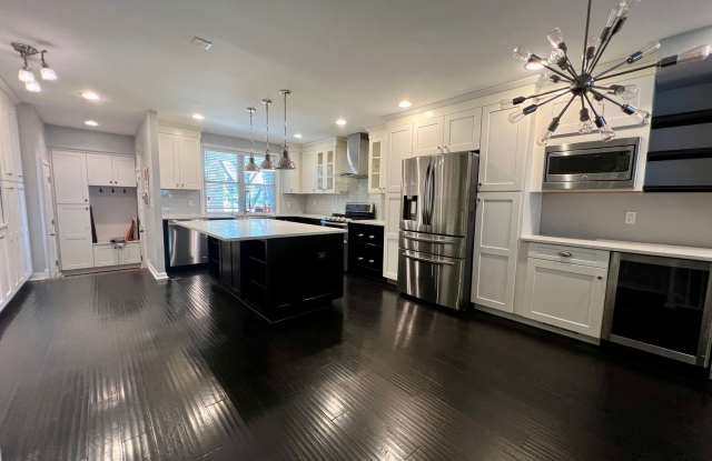 Luxurious 4-Bedroom Townhome in the Heart of Society Hill! Parking Available! photos photos
