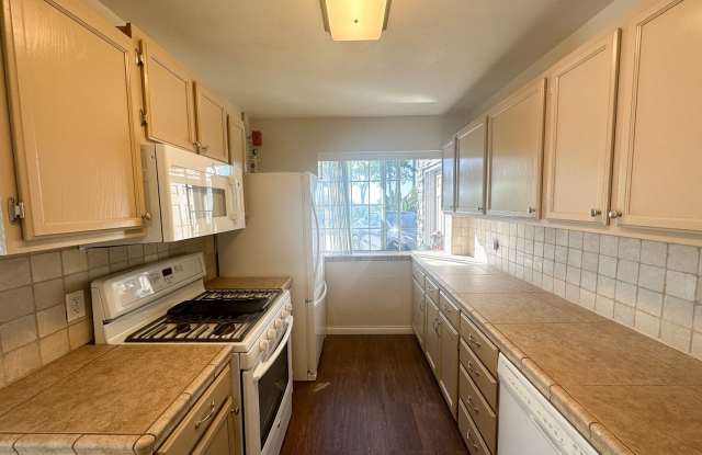 Spacious single-level attached guest house on private setting in Vista! photos photos