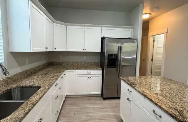 Spacious 3 Bed, 2.5 Bath Townhome in Pleasant Grove photos photos