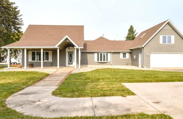 RARE FIND! 4 BEDROOM, 2 BATH HOUSE ON 1/2 ACRE LOT; INCLUDES GAS FIREPLACE, WOOD BURNING FIREPLACE, GREAT ROOM AND MORE!! Gallery 2
