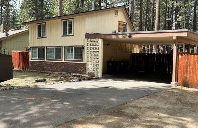 Nicely renovated 2Bd 2Ba house with large yard and pet friendly!! Available for a seasonal rental 3-6 months! Call me today! photos photos