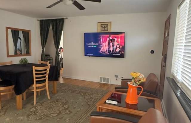 Charming 2BR House in Aurora Gallery 3
