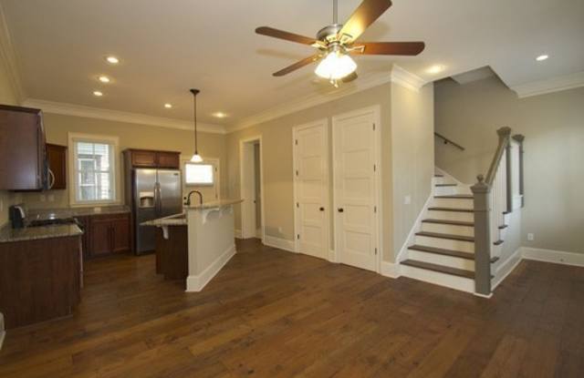 Luxury Townhome in the Heart of Downtown with Private Parking Gallery 2