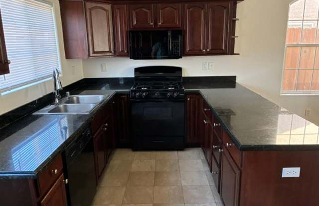 3 Bedroom Home with 2-Car Garage, Fireplace & Covered Patio Gallery 3