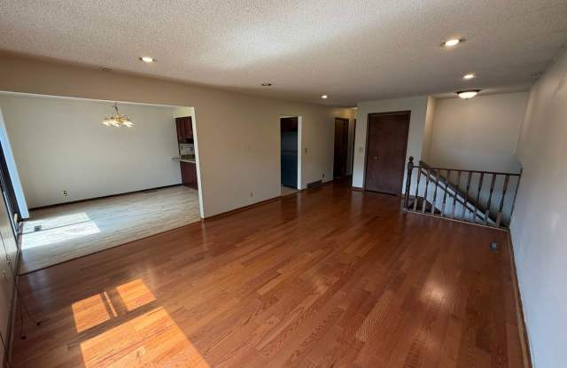 $2,300 | 4BD 2BA| 3303 Eddy Ln | Available Now! Gallery 3
