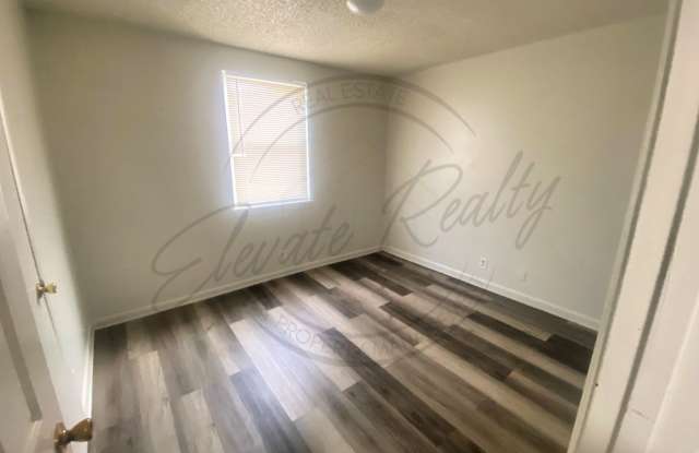 Roommate Wanted – Private Bedroom in 2-Bedroom Duplex in North Nashville (Month to Month Lease)! HALF OFF APPLICATION FEES! photos photos