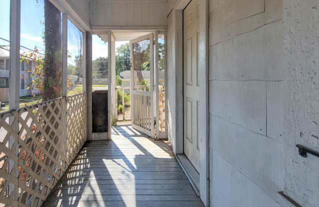 Large 2/1 Garage Apt on Flowers Gallery 3