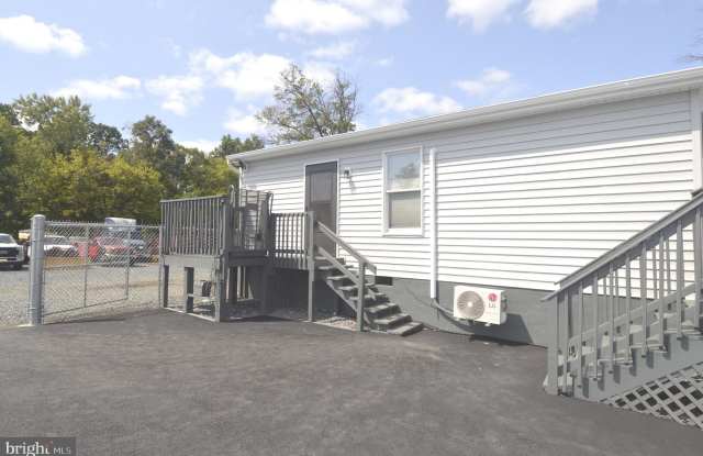 1124-B MIDDLE RIVER Road photos photos