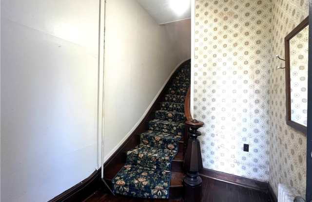 352 Maple Avenue Gallery 2