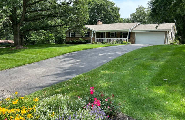 Furnished 3 Bedroom With Tons of Space!! Gallery 3