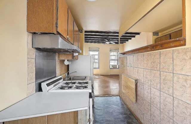 312 W 49th St Apt 5RW Gallery 3