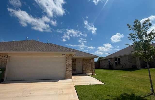 Beautiful 3-Bedroom Home in Yukon – Available Now! photos photos