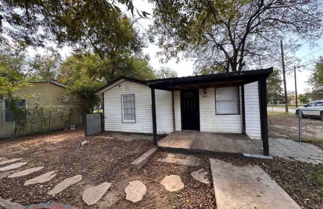 Remodeled 3 Bedroom 1.5 Bathroom Home | Wood Floors | Laundry Connections Gallery 1