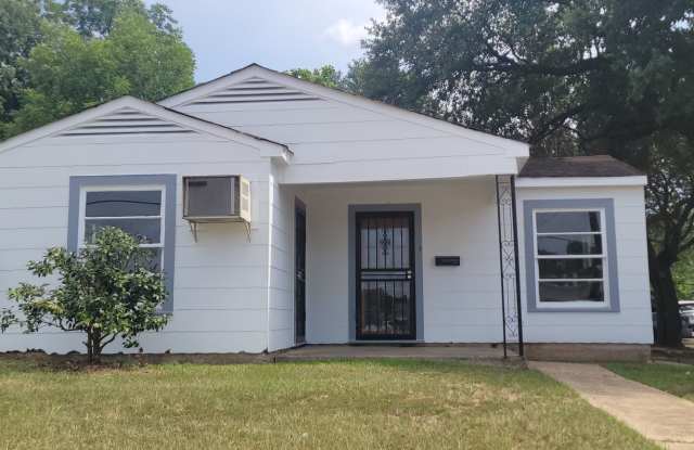 Beautiful 3 bedroom/1.5 bathroom house with covered patio! photos photos