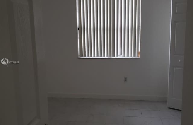 2407 NE 41 PLACE Gallery 2