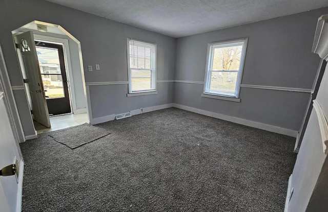 Charming 3-bedroom, 1-bath bungalow in Warren photos photos