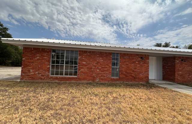 1 Bed 1 Bath Duplex Availabel NOW! Gallery 1