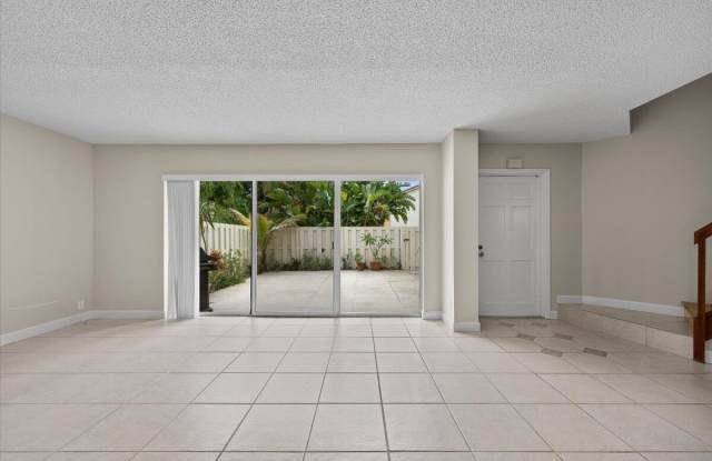 251 SEABREEZE Circle Gallery 4