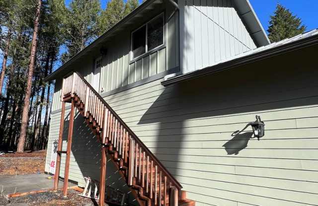 2BED1BATH - Spacious Country Living in the City - BONUS ROOM, MINI SPLIT AC, PRIVATE PARKING, FENCED YARD - 613 The Trees Drive, Josephine County, OR 97544