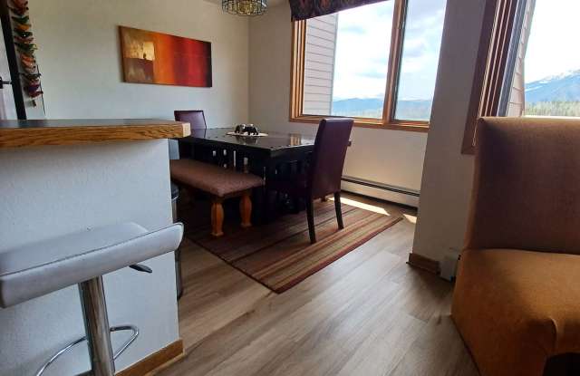 Light Bright 2 BDR plus Loft 3BATH Gallery 3