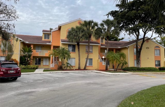 982 Coral Club Dr - 982 Coral Club Dr, Coral Springs, FL 33071