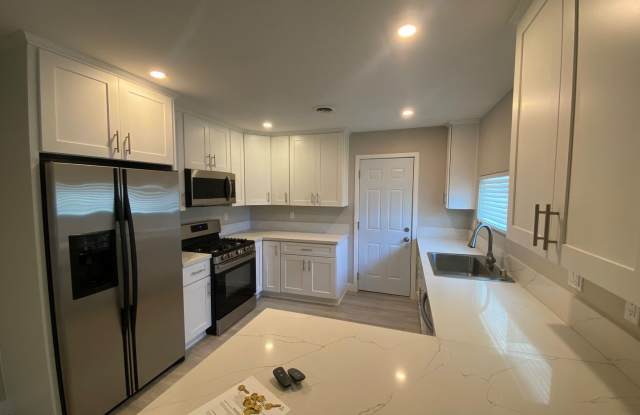4BD/2BA w/ POOL! Gallery 4
