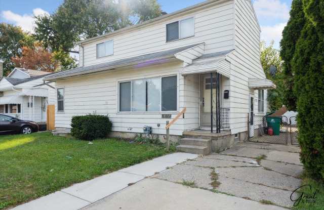 4 bedroom 2.5 bath $1600 Gallery 2