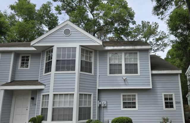 Spacious 2-bedroom, 1.5-bath end-unit townhouse in Carriage House photos photos