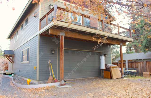 **UNFURNISHED** Spacious 3 BR w/ all wood floors and great midtown Bend location photos photos