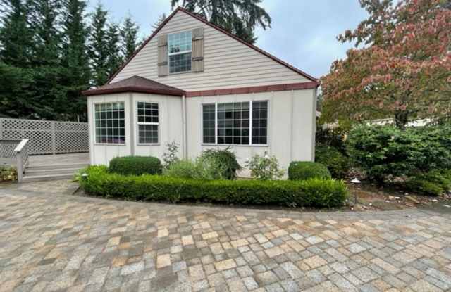 Wonderful Dunthorpe Carriage House with access to Riverdale Schools. Some utilities included. photos photos