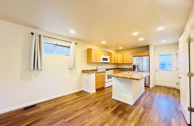 Charming 2 Bed, 2.5 Bath house located off of 119 and 287. Across from Longmont Rec Center and St. Vrain Trails photos photos