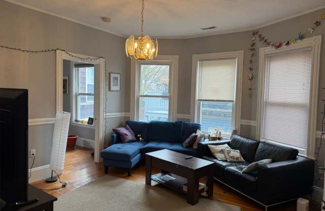 Mission Hill 4 Bed, 2 Bath | Top Floor | In-Unit Laundry | No Broker Fee Gallery 3