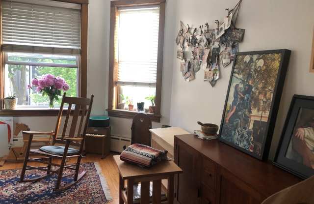 2449 West Ainslie Street Gallery 3
