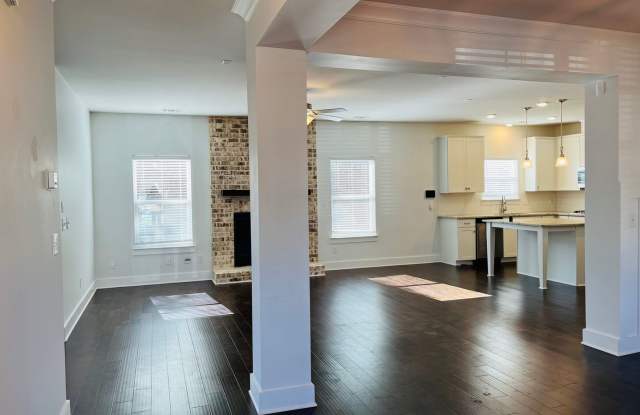 Like New!! 3 bedroom, 2.5 bathroom home in Dallas! Must See! Gallery 4