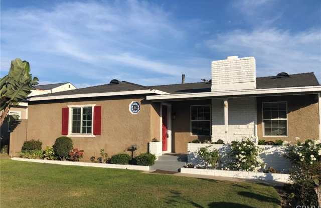 520 Tustin Avenue - 520 Tustin Avenue, Newport Beach, CA 92663