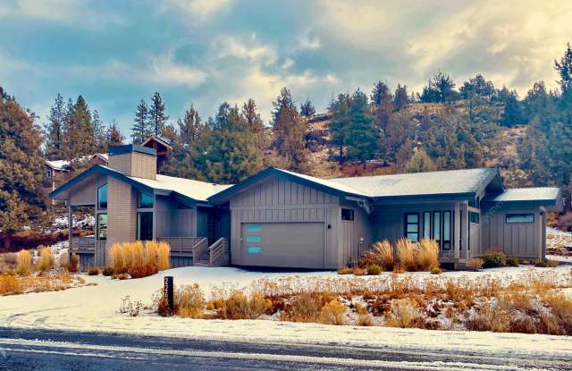 Luxurious 3 BR - Den + ADU Retreat in Awbrey Glen Neighborhood photos photos