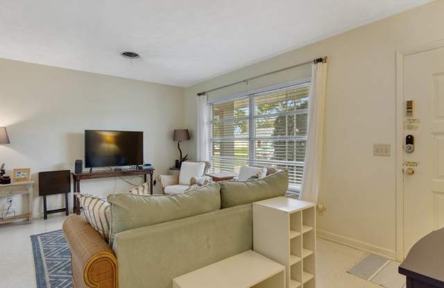 712 Iris Lane Gallery 3