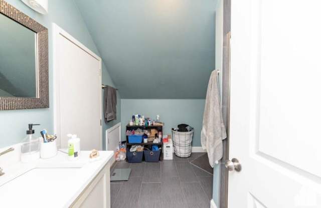 848 N Wood Gallery 3