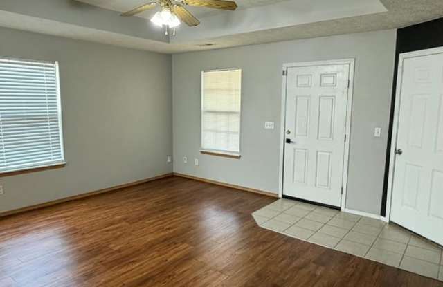 Large Duplex with 2 Bedrooms 2 Bathrooms and 2 car Garage! Gallery 3