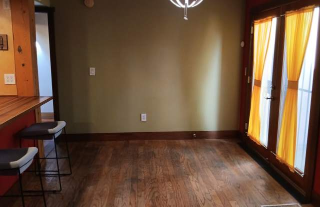 2 Bedroom, 2 Bathroom Home! Schedule a Showing Today! Gallery 4