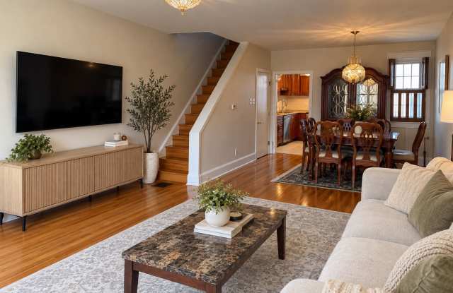 Move-In Ready 3Bedroom 2Bathroom Home in Port Richmond! Gallery 1