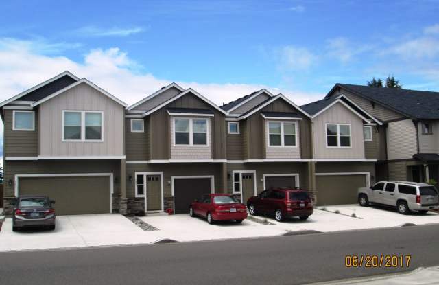 Luxury Townhome in Ridgefield -Rent Ready! MOVE IN IMMEDIATELY AND LIVE RENT FREE UNTIL 12/1 - 303 North 33rd Court, Ridgefield, WA 98642