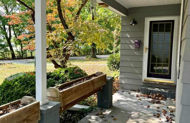Quaint Cottage steps Away From VT Campus Gallery 4