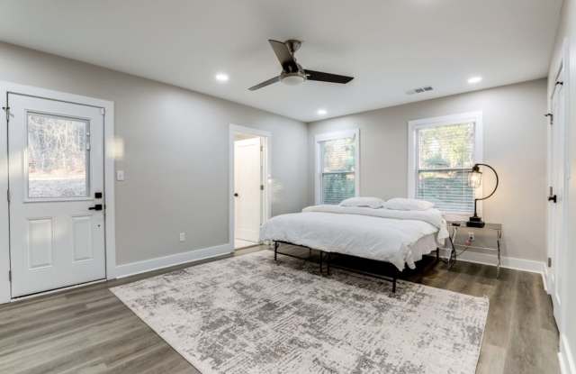Chic 3B2B WestEnd Ranch Style Home. Gallery 4