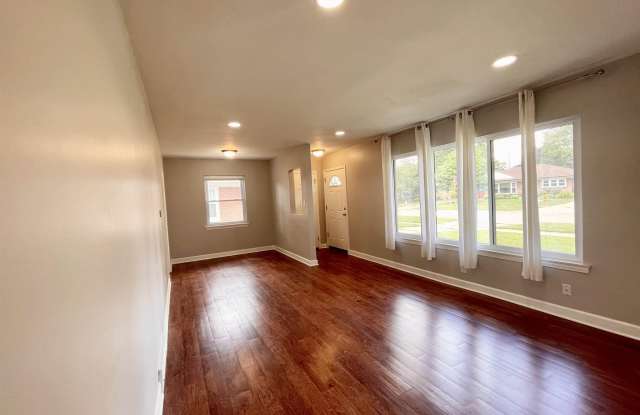 1126 E Hudson Gallery 3